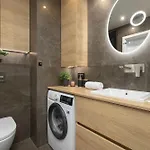 Air Conditioned In Cracow With Parking And Desk By Renters Apartament Kraków