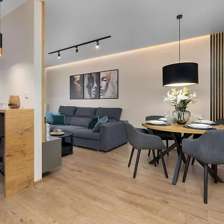 Air Conditioned In Cracow With Parking And Desk By Renters 아파트 *