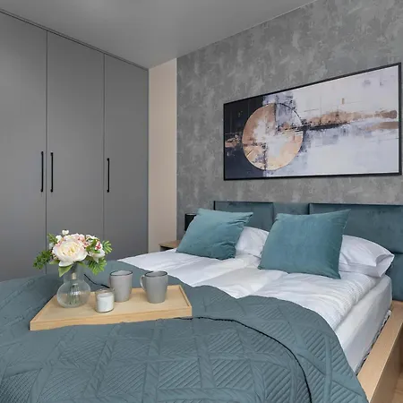 Air Conditioned In Cracow With Parking And Desk By Renters * 크라쿠프